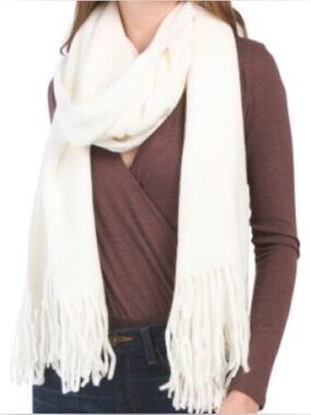 ✨Steve Madden Ivory Knit Fringe Scarf